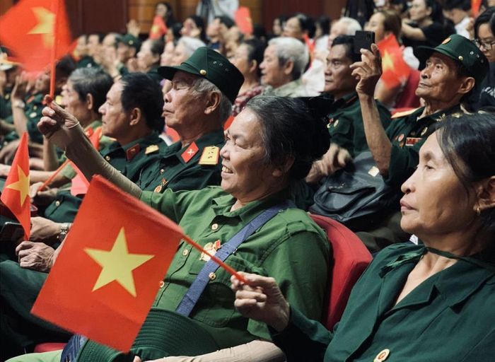 Những người lính năm xưa chia sẻ những câu chuyện về một thời đạn bom và gửi gắm niềm tin vào lớp trẻ hôm nay. Ảnh: Thảo Nguyên
