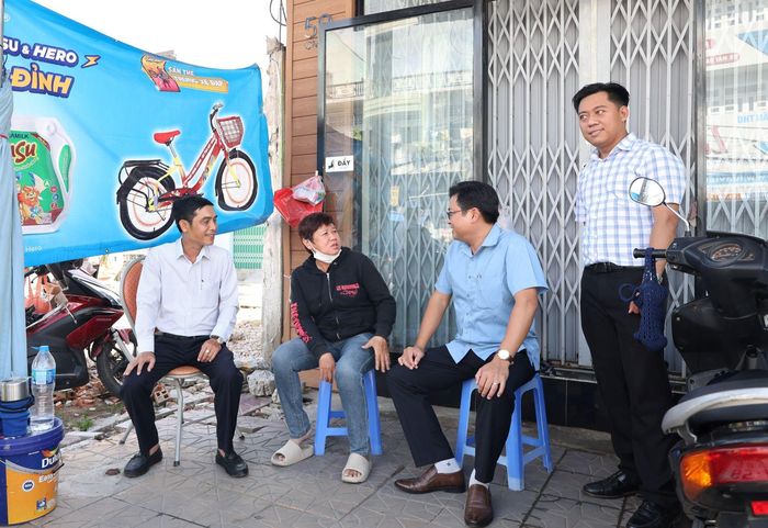 Ngày 21/7, Phó Chủ tịch UBND phường Cái Khế Phan Thanh Điền cùng các thành viên trong Tổ vận động bàn giao mặt bằng đến vận động hộ bà Huỳnh Ngọc Thảo