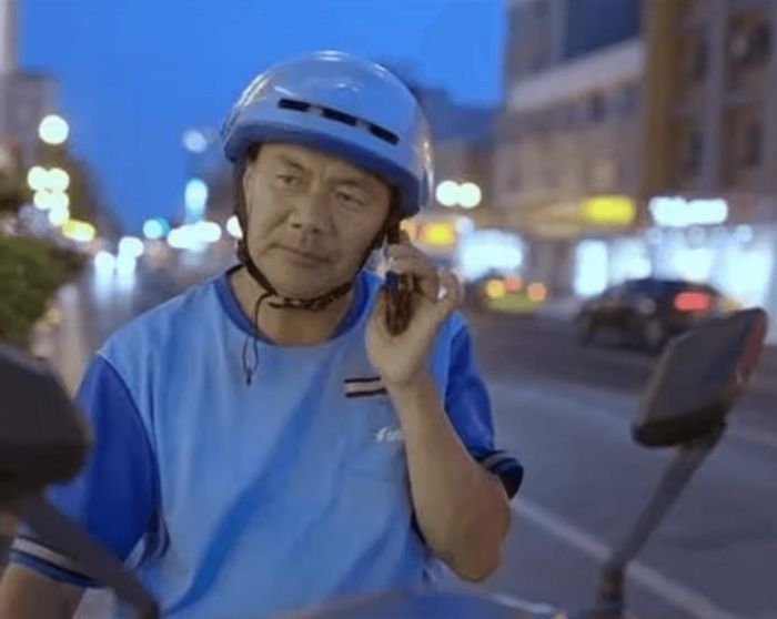 Ông Wang Jibing, một người giao đồ ăn 56 tuổi đến từ tỉnh Giang Tô, miền đông Trung Quốc, đã đoạt giải thưởng Văn học Lỗ Tấn với tập thơ mang tên "Chuyến bay thấp". Ảnh: WeChat/Rongcheng Literature and Arts