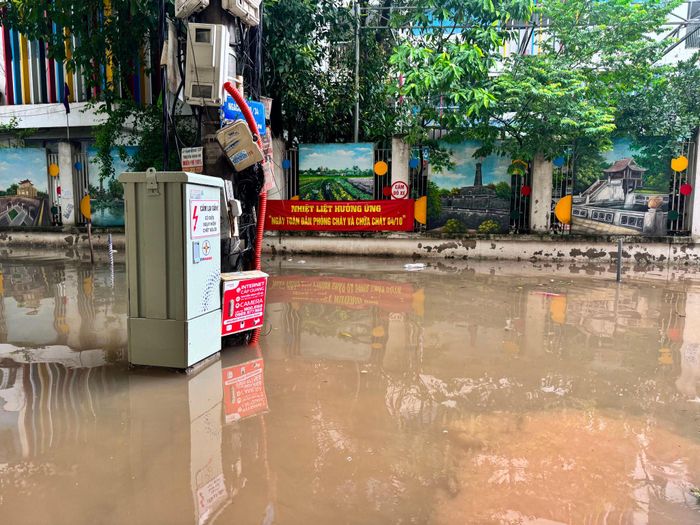 Nước ngập cao đến gần các hộp kỹ thuật ở cột điện