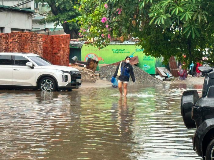 Người đi làm sáng nay phải lội nước tại ngõ 36 Giang Văn Minh