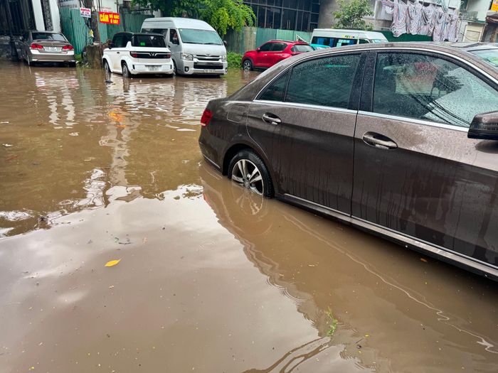 Nước ngập đến đuôi xe ô tô