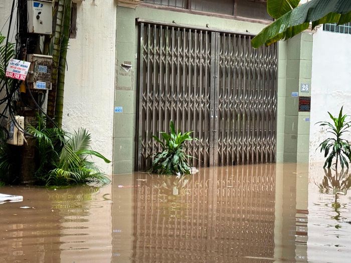 Nước ngập sâu khiến các nhà dân phải đóng kín cửa chờ nước rút