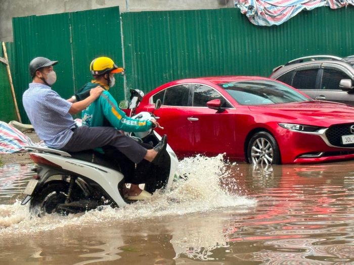 Khu vực ngõ 36 Giang Văn Minh không ngập sâu nhưng diện tích ngập lớn