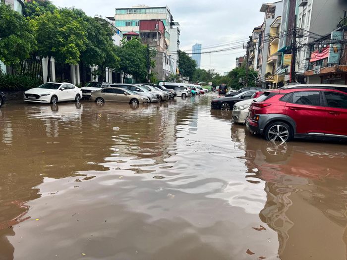 Bãi trông xe ô tô ở ngõ 36 Giang Văn Minh bị ngập nước