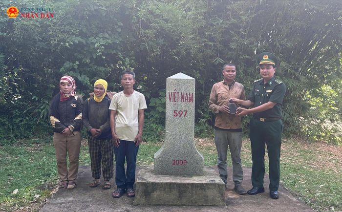 Đồn Biên phòng Hướng Phùng, tỉnh Quảng Trị trao đổi tình hình và tiếp nhận thông tin về phần mộ liệt sĩ tại mốc 597
