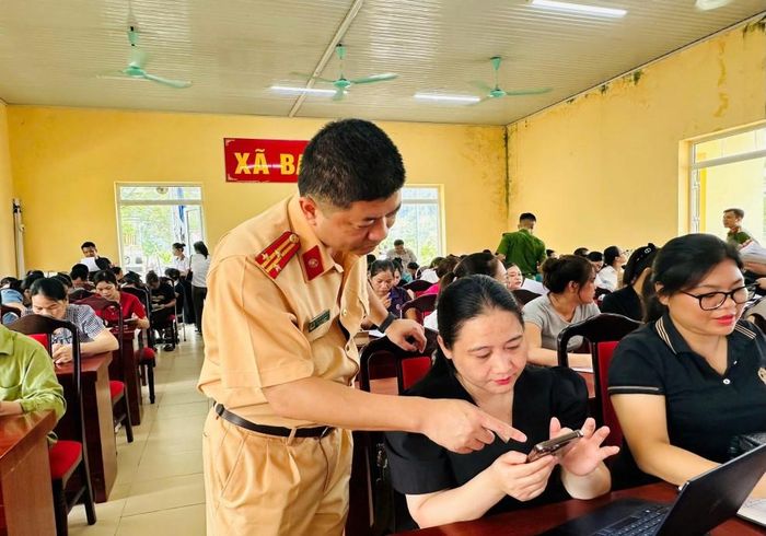 Lực CSGT hướng dẫn các đại biểu làm bài kiểm tra nhận thức về ATGT trên điện thoại thông minh tại UBND xã Ba Bể (Ảnh: Phòng CSGT, Công an tỉnh Thái Nguyên)