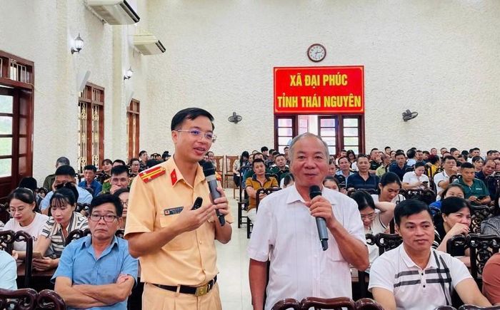 Lực lượng CSGT truyền đạt nội dung “phần lý thuyết” đào tạo kỹ năng lái xe mô tô, xe gắn máy an toàn tại UBND xã Đại Phúc (Ảnh: Phòng CSGT, Công an tỉnh Thái Nguyên)