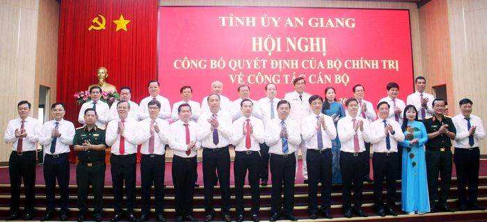 Các đại biểu chúc mừng và chụp ảnh lưu niệm với tân Bí thư Tỉnh ủy An Giang Lê Quang Tùng. Ảnh: Trần Lĩnh