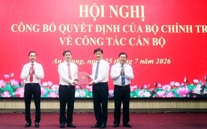 Trưởng Ban Tổ chức Trung ương Nguyễn Duy Ngọc trao quyết định điều động, phân công ông Lê Quang Tùng giữ chức Bí thư Tỉnh ủy An Giang. Ảnh: Trần Lĩnh