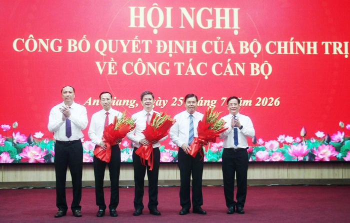 Lãnh đạo tỉnh An Giang tặng hoa chúc mừng tân Bí thư Tỉnh ủy An Giang Lê Quang Tùng và nguyên Bí thư Tỉnh ủy An Giang Nguyễn Tiến Hải, nguyên Phó Bí thư Thường trực Tỉnh ủy, Chủ tịch HĐND tỉnh An Giang Nguyễn Thanh Nhàn vừa được Bộ Chính trị phân công nhiệm vụ mới. Ảnh: Trần Lĩnh