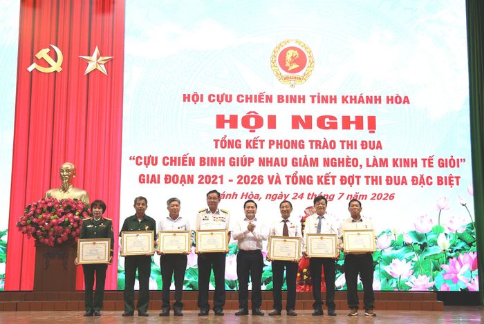 Chủ tịch HĐND tỉnh Lâm Đông trao bằng khen của UBND tỉnh cho các cá nhân có thành tích xuất sắc