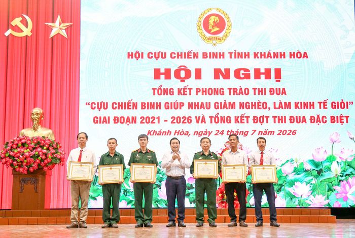Chủ tịch HĐND tỉnh Lâm Đông trao bằng khen của UBND tỉnh cho các tập thể có thành tích xuất sắc