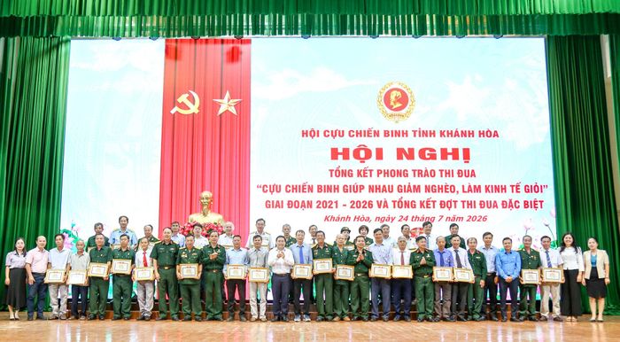 Các hội viên cựu chiến binh sản xuất, kinh doanh giỏi năm 2025 chụp ảnh lưu niệm với lãnh đạo tỉnh và các đại biểu dự hội nghị