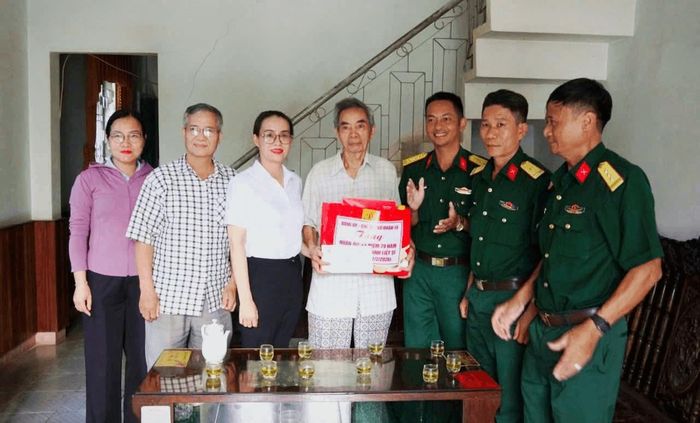 Sư đoàn 10 phối hợp với phường Đăk Cấm, tỉnh Quảng Ngãi đến thăm hỏi, động viên và tặng quà các gia đình chính sách trên địa bàn đóng quân. Ảnh: Hữu Huy
