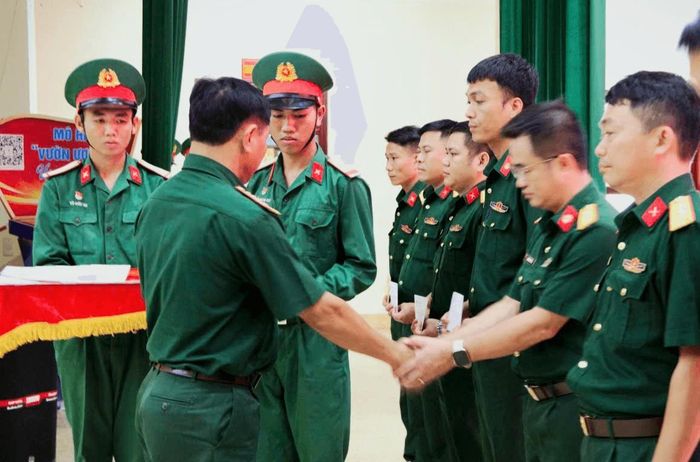 Phó Sư đoàn trưởng Sư đoàn 10, Đại tá Lê Quốc Việt trao quà tặng các đối tượng chính sách đang công tác tại đơn vị nhân kỷ niệm 79 năm Ngày Thương binh - Liệt sĩ. Ảnh: Hữu Huy