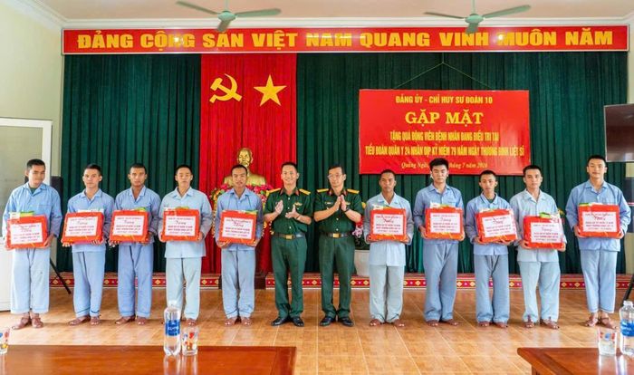 Đảng ủy, Chỉ huy Sư đoàn 10 tặng quà, động viên bệnh nhân đang điều trị tại Tiểu đoàn Quân y 24. Ảnh: Hữu Huy