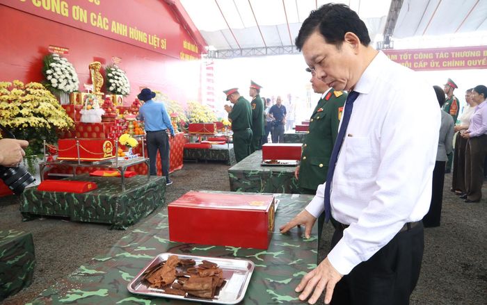 Đại biểu xem các di vật được tìm kiếm tại xã Minh Đức. Ảnh: Văn Dũng