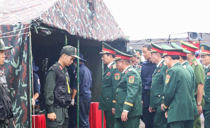 Đại tướng Phan Văn Giang cùng lãnh đạo Bộ Quốc phòng, Quân khu 7 và TP. Đồng Nai kiểm tra công tác tìm kiếm, quy tập hài cốt liệt sĩ tại xã Minh Đức. Ảnh: Văn Dũng