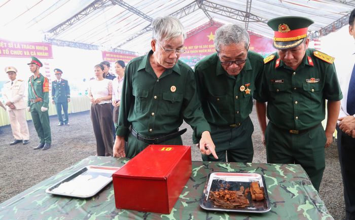 Các Cựu Chiến binh bày tỏ xúc động trước các di vật của các liệt sĩ được tìm thấy. Ảnh: Văn Dũng