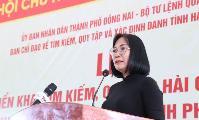 Phó Chủ tịch UBND TP. Đồng Nai, Trưởng Ban Chỉ đạo tìm kiếm, quy tập và xác định danh tính hài cốt liệt sĩ TP. Đồng Nai Nguyễn Thị Hoàng báo cáo công tác tìm kiếm, quy tập và xác định danh tính hài cốt liệt sĩ. Ảnh: Văn Dũng