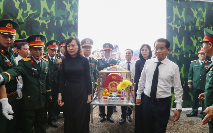 Lãnh đạo Thành ủy, UBND, Ủy ban MTTQ Việt Nam TP. Đồng Nai di chuyển hài cốt liệt sĩ về nhà quàn. Ảnh: Văn Dũng