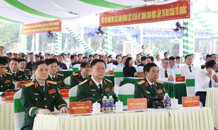 Lãnh đạo Quân ủy Trung ương, Bộ Quốc phòng dự Lễ triển khai tìm kiếm, quy tập hài cốt liệt sĩ tại khu vực xã Minh Đức. Ảnh: Văn Dũng