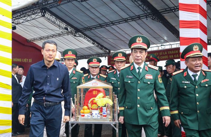 Phó Thủ tướng Phan Văn Giang cùng Bí thư Thành ủy Đồng Nai Vũ Hồng Văn thực hiện nghi thức di chuyển hài cốt liệt sĩ về nhà quàn để dâng hương. Ảnh: Văn Dũng
