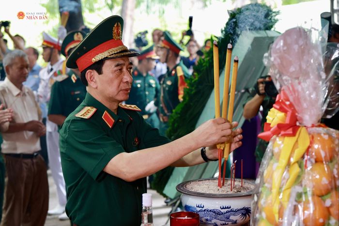 Phó Thủ tướng, Bộ trưởng Bộ Quốc phòng, Đại tướng Phan Văn Giang dâng hương tưởng niệm Anh hùng liệt sĩ tại Công viên Lê Thị Riêng. Ảnh: Hoa Lê