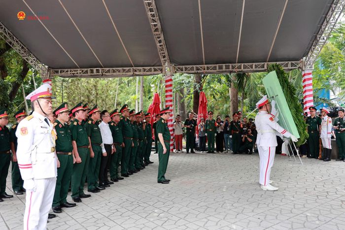 Phó Thủ tướng, Bộ trưởng Bộ Quốc phòng, Đại tướng Phan Văn Giang dâng hương tại tượng đài Tổng Bí thư Trần Phú và các Anh hùng liệt sĩ ở công viên Lê Thị Riêng. Ảnh: Hoa Lê