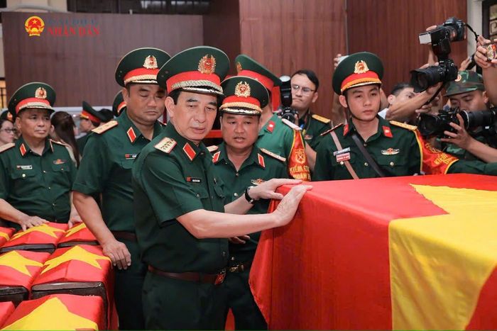 Phó Thủ tướng, Bộ trưởng Bộ Quốc phòng, Đại tướng Phan Văn Giang tại Nhà quàn hài cốt liệt sĩ và nơi thờ Anh hùng Liệt sĩ Lê Thị Riêng và Anh hùng Liệt sĩ Trần Văn Kiểu. Ảnh: Hoa Lê
