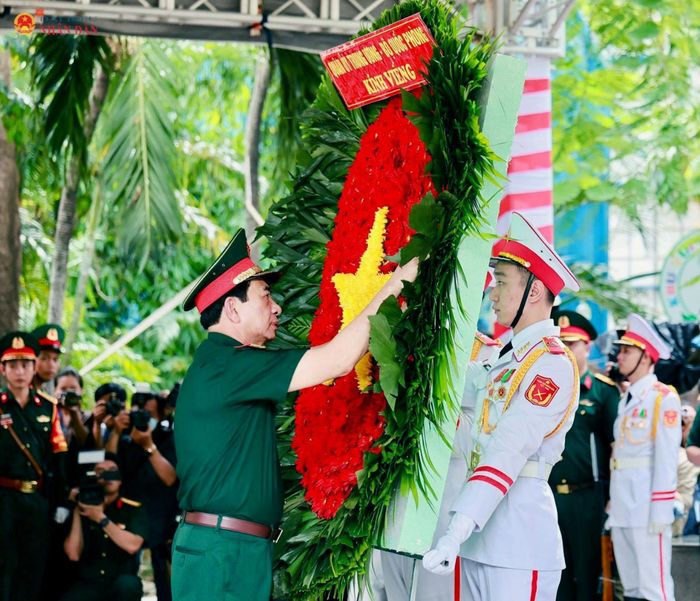 Phó Thủ tướng, Bộ trưởng Bộ Quốc phòng, Đại tướng Phan Văn Giang dâng hoa tại tượng đài Tổng Bí thư Trần Phú và các Anh hùng liệt sĩ ở công viên Lê Thị Riêng. Ảnh: Hoa Lê