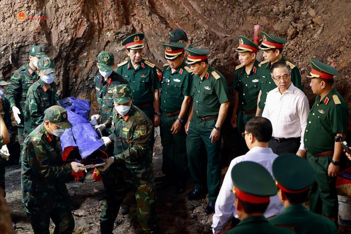 Phó Thủ tướng, Bộ trưởng Bộ Quốc phòng, Đại tướng Phan Văn Giang động viên các lực lượng đang thực hiện nhiệm vụ tại công viên Lê Thị Riêng. Ảnh: Hoa Lê