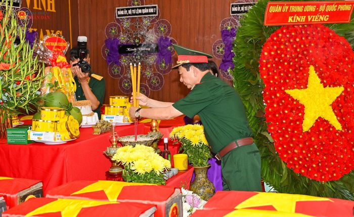 Phó Thủ tướng, Bộ trưởng Bộ Quốc phòng, Đại tướng Phan Văn Giang dâng hương tại Nhà quàn hài cốt liệt sĩ và nơi thờ Anh hùng Liệt sĩ Lê Thị Riêng và Anh hùng Liệt sĩ Trần Văn Kiểu. Ảnh: Hoa Lê