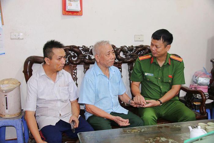Thiếu tá Nguyễn Duy Tuấn gửi lời thăm hỏi ân cần và bày tỏ lòng biết ơn sâu sắc trước những hy sinh, mất mát của các gia đình thương binh, liệt sĩ, người có công với cách mạng