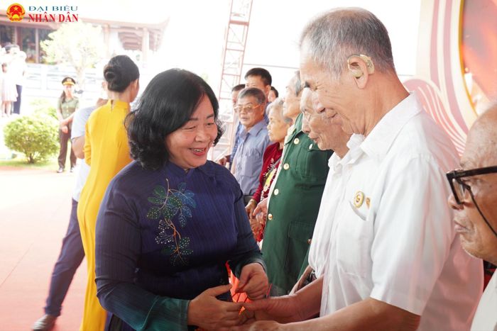 Những phần quà được trao tặng là sự sẻ chia, động viên thiết thực, thể hiện tình cảm và sự tri ân sâu sắc đối với các thương binh, thân nhân liệt sĩ - những người đã cống hiến, hy sinh cho sự nghiệp cách mạng vẻ vang của dân tộc.