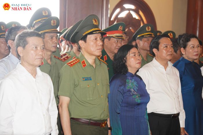 Các đại biểu dâng hương thành kính trước anh linh Anh hùng liệt sĩ Bùi Thị Cúc