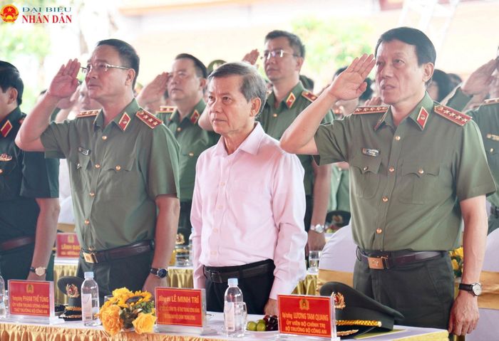 Các đại biểu thực hiện nghi lễ chào cờ