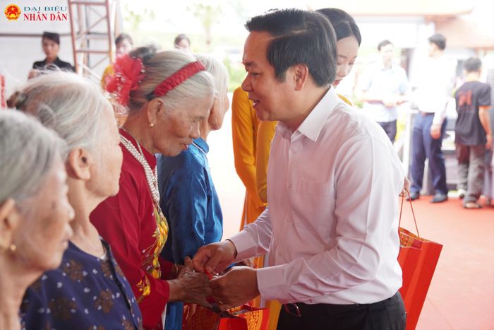 Những phần quà được trao tặng là sự sẻ chia, động viên thiết thực, thể hiện tình cảm và sự tri ân sâu sắc đối với các thương binh, thân nhân liệt sĩ - những người đã cống hiến, hy sinh cho sự nghiệp cách mạng vẻ vang của dân tộc