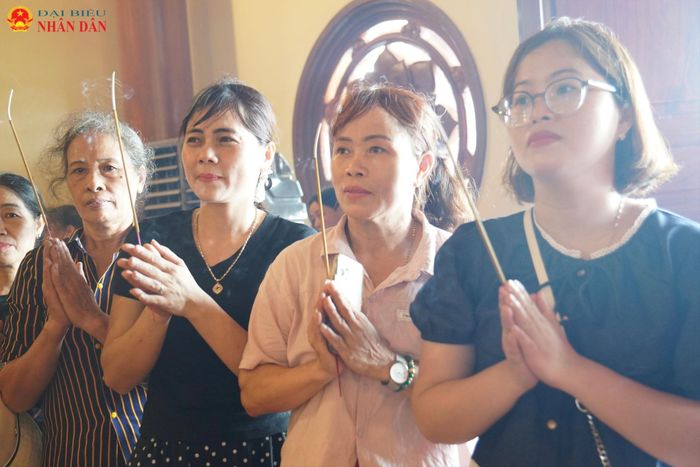 Người dân trên địa bàn dâng nén tâm hương tới anh linh nữ Anh hùng dân tộc