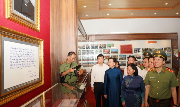 Các đại biểu tham quan khu trưng bày tại Khu lưu niệm. Ảnh: CTT điện tử xã Xuân Trúc, Hưng Yên