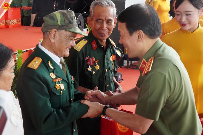 Những phần quà được trao tặng là sự sẻ chia, động viên thiết thực, thể hiện tình cảm và sự tri ân sâu sắc đối với các thương binh, thân nhân liệt sĩ - những người đã cống hiến, hy sinh cho sự nghiệp cách mạng vẻ vang của dân tộc.