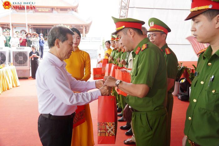 Những phần quà được trao tặng là sự sẻ chia, động viên thiết thực, thể hiện tình cảm và sự tri ân sâu sắc đối với các thương binh, thân nhân liệt sĩ - những người đã cống hiến, hy sinh cho sự nghiệp cách mạng vẻ vang của dân tộc