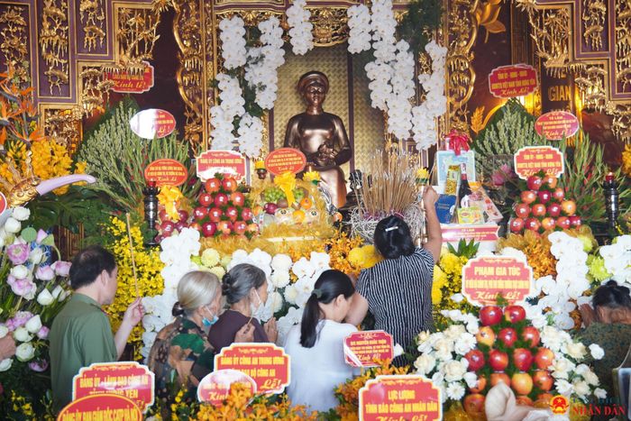 Người dân trên địa bàn dâng nén tâm hương tới anh linh nữ Anh hùng dân tộc