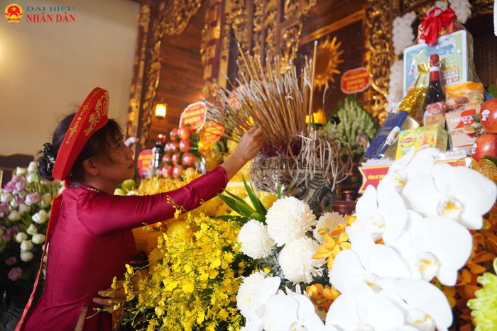 Người dân trên địa bàn dâng nén tâm hương tới anh linh nữ Anh hùng dân tộc