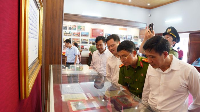 Các đại biểu tham quan khu trưng bày tại Khu lưu niệm. Ảnh: CTT điện tử xã Xuân Trúc, Hưng Yên