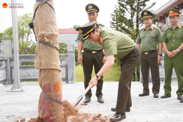 Bộ trưởng Bộ Công an, Đại tướng Lương Tam Quang cùng các đại biểu trồng cây tại Khu lưu niệm Anh hùng liệt sĩ Công an nhân dân Bùi Thị Cúc