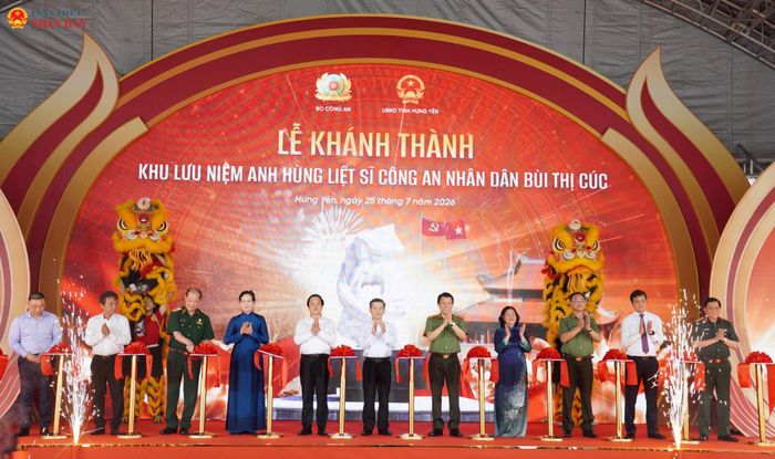 Các đại biểu thực hiện nghi thức cắt băng khánh thành Khu lưu niệm Anh hùng liệt sĩ Công an nhân dân Bùi Thị Cúc