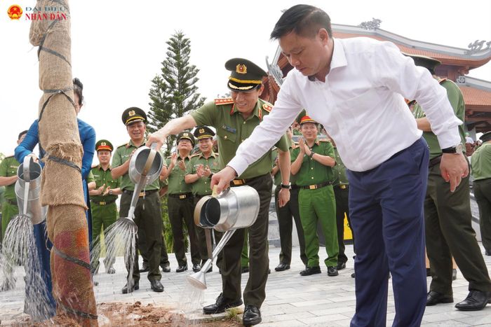 Bộ trưởng Bộ Công an, Đại tướng Lương Tam Quang cùng các đại biểu trồng cây tại Khu lưu niệm Anh hùng liệt sĩ Công an nhân dân Bùi Thị Cúc