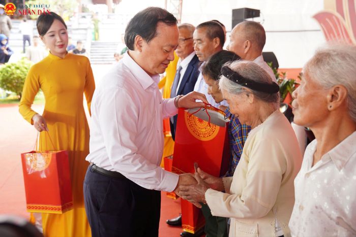 Những phần quà được trao tặng là sự sẻ chia, động viên thiết thực, thể hiện tình cảm và sự tri ân sâu sắc đối với các thương binh, thân nhân liệt sĩ - những người đã cống hiến, hy sinh cho sự nghiệp cách mạng vẻ vang của dân tộc